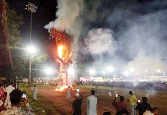 आतिशबाजी के साथ 50 फीट के रावण पुतले का दहन