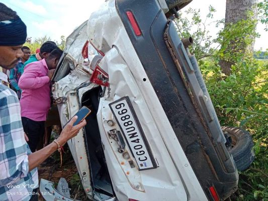 तेज रफ्तार कार एप्रोच रोड  में गिरी, 2 महिलाएं गंभीर