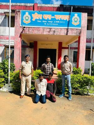 डेढ़ लाख का धान चालक-सहचालक ने चोरी कर बेचा
