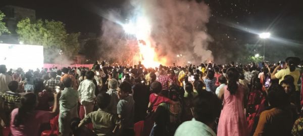 खुद जल गया रावण