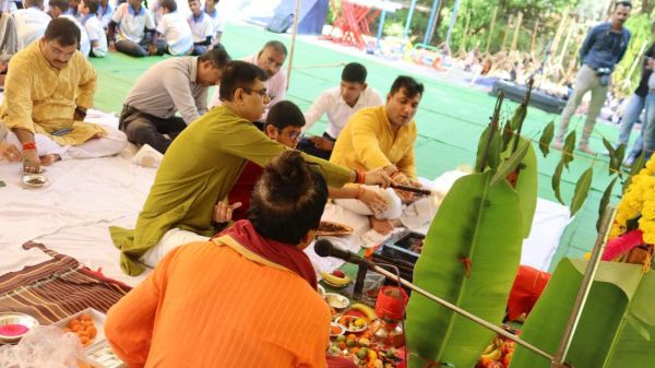 बेगुनाहों पर हथियार इस्तेमाल नहीं करने का संकल्प लेकर आईजी-एसपी ने की शस्त्रों की पूजा