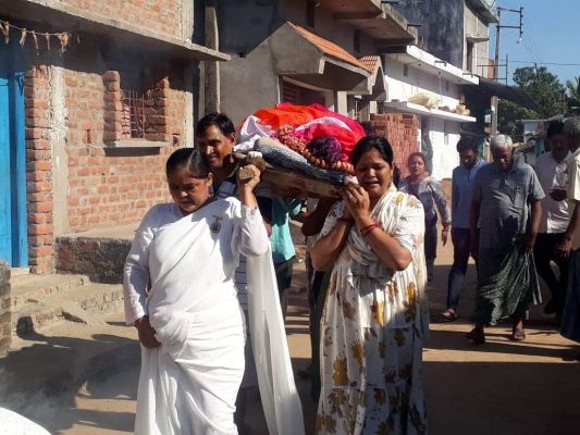 ब्रह्माकुमारी बहन ने किया छोटी बहन का अंतिम संस्कार 