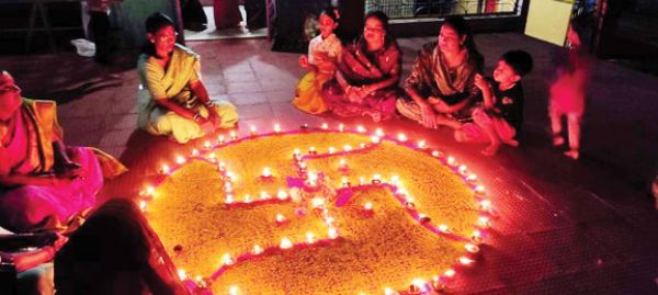 रेल्वे शिव मंदिर में दीपोत्सव, दीपों से बनाया स्वास्तिक