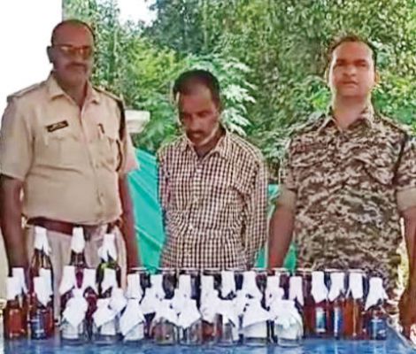 अंग्रेजी शराब बेचते आरोपी गिरफ्तार