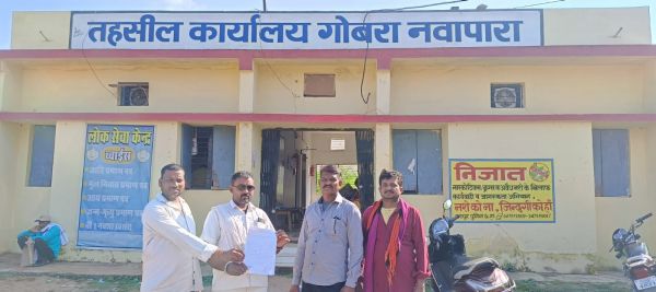 पारागांव में मुक्तिधाम की मांग, तहसीलदार को सौंपा ज्ञापन
