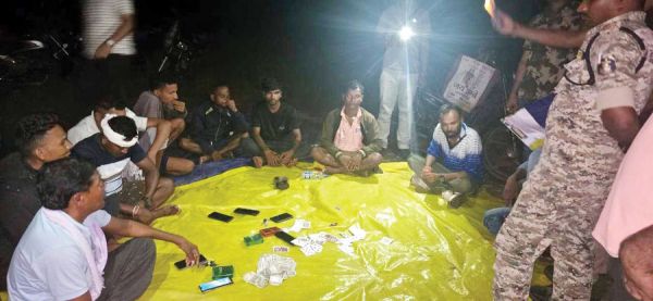 आठ जुआरी गिरफ्तार