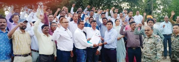 पूर्व सेवा की गणना को लेकर एकजुट हुए शिक्षक एलबी संवर्ग,  सौंपा ज्ञापन