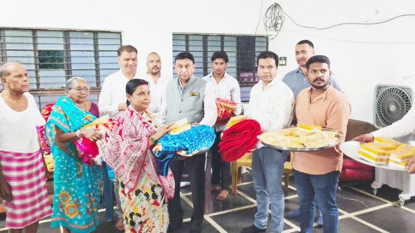 वृद्धजनों की सेवा कर वृद्धाश्रम  में मनाया रमन का जन्मदिन