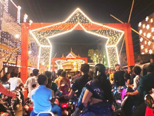 पर्वों पर कार निकालने की परंपरा त्यौहारों पर भारी