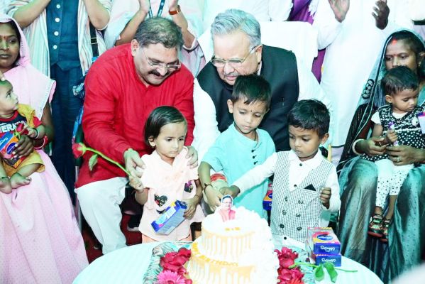 विस अध्यक्ष ने बच्चों के साथ मिलकर काटा केक