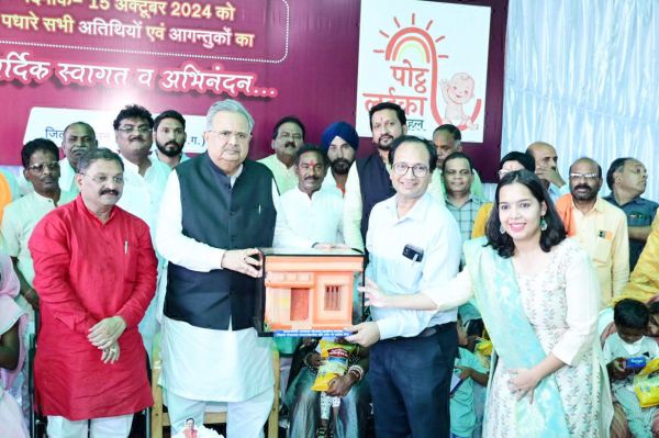 विस अध्यक्ष ने हितग्राहियों को सौंपी आवास की चाबी