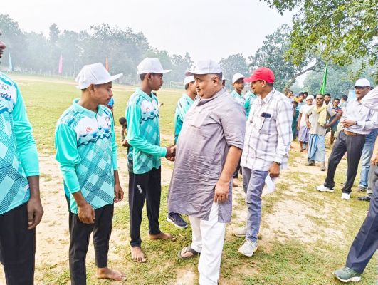 विधायक ने किया क्रिकेट टूर्नामेंट के पीईकेबी ट्रॉफी का अनावरण