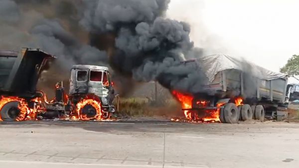 दो ट्रेलर में टक्कर, लगी आग
