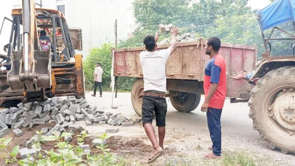 अतिक्रमण हटाये, निर्माण सामान जब्त