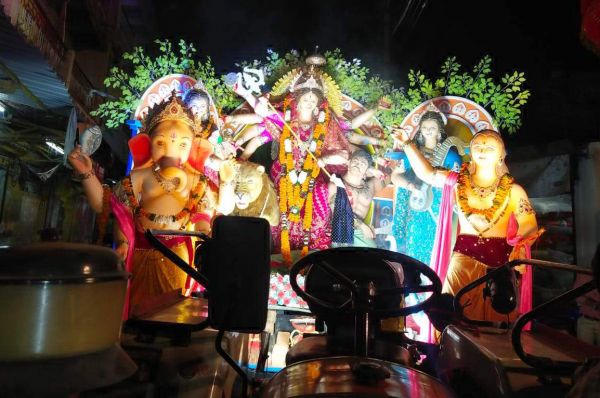 नम आंखों से मां दुर्गा को दी विदाई