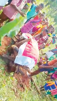 महिला नक्सली नीति के अंतिम संस्कार का वीडियो फैला