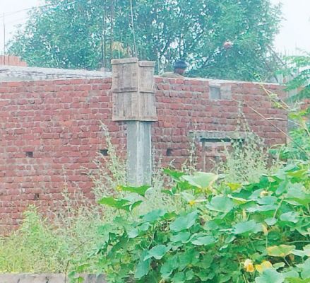 सरकारी जमीन पर अतिक्रमण कर निर्माण एसडीएम को ज्ञापन, रोक लगाने मांग