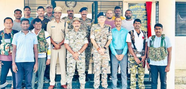 मप्र डीजीपी के दौरे के बाद अगले दिन नांदगांव आईजी पहुंचे मोरकुड्डो कैम्प