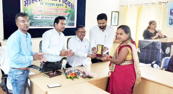 कृषि विज्ञान केंद्र में मनाया महिला किसान दिवस 