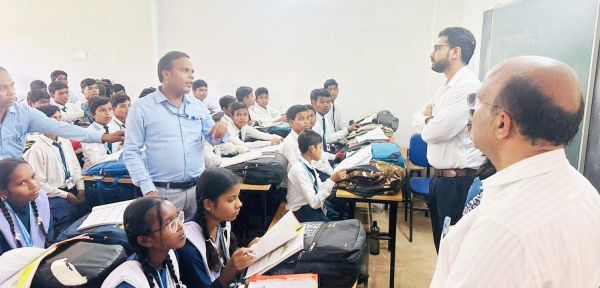 कलेक्टर ने सरायपाली कन्या छात्रावास,  स्कूल, अस्पताल का  लिया जायजा