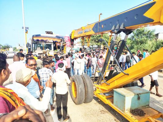 ट्रक से टकराई बस, 17 पुलिस कर्मी घायल