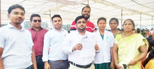 एनएचएम संविदा कर्मियों ने सीएम को सौंपा ज्ञापन