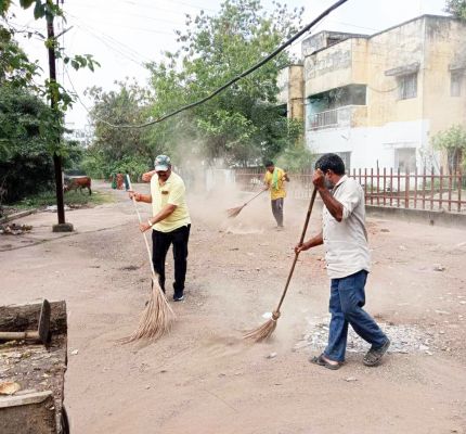 पार्षद ने जमातपारा और भरकापारा में चलाया सफाई अभियान