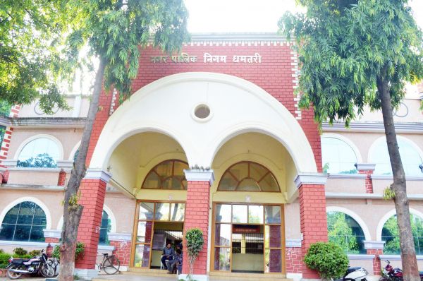 पहले निविदा निकाली, फिर मनमानी कर निरस्त किया, कारोबारियों में आक्रोश