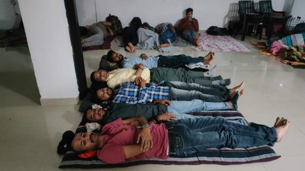 रात भर बंगले में डटे रहे एसआई अभ्यर्थी, सुबह बाहर निकाल गेट लॉक 