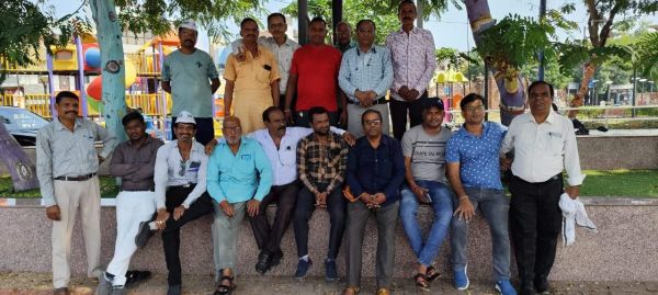पेड़ के नीचे चुनावी चर्चा 