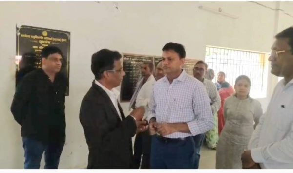 जिलाधीश के नगर आगमन पर वकीलों ने समस्याओं से कराया अवगत