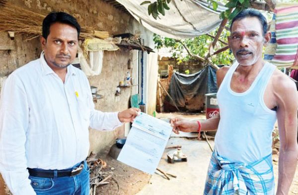पार्षद मनोज साहा के प्रयास से मिली आर्थिक सहायता