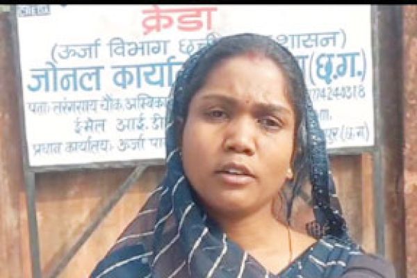   डेढ़ साल से न्याय के लिए दफ्तरों के चक्कर लगा रही मां