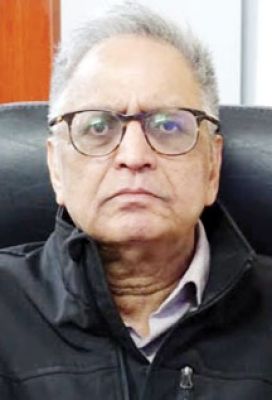 शक्ति क्षीण कर देने के बाद भी विवि आ रहे पूर्व कुलपति