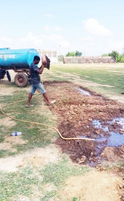 अटल स्टेडियम में 10 करोड़ खर्च, पर क्रिकेट खेलने की सुविधा नहीं, खिलाड़ी अपने पैसे से बनवा रहे विकेट