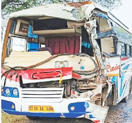 यात्री बस सिलेंडर से भरे ट्रक  से टकराई, 25 घायल