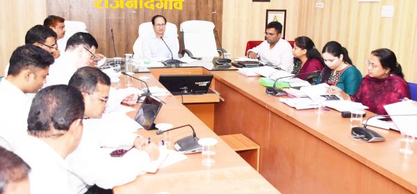 कलेक्टर ने ली अफसरों की बैठक