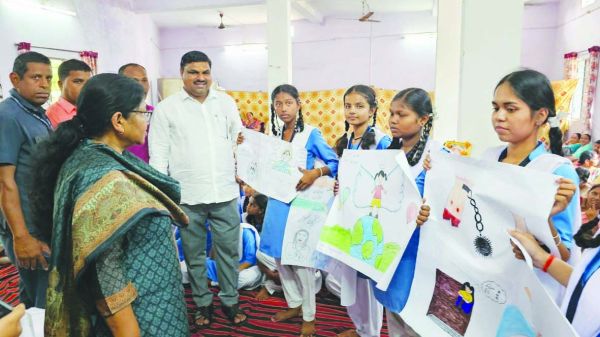 विधायक गजेन्द्र ने स्कूल की बच्चियों से किया संवाद