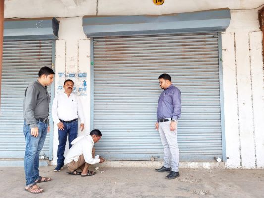 प्रीमियम भुगतान व अनुबंध नहीं करने पर 2 दुकानें सील