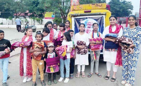 आचार्य विद्यासागर के अवतरण दिवस पर कंबल वितरण