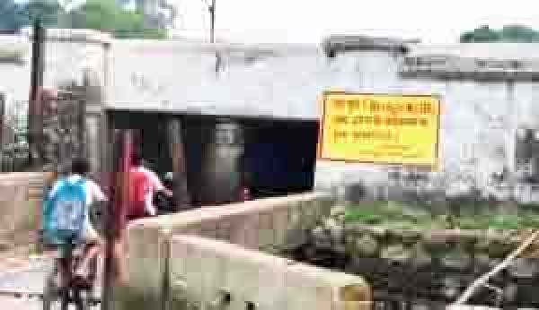 गंधरी पुलिया अंडरब्रिज को रेलवे ने कराया बंद 