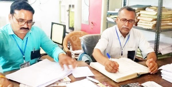 तीन सूत्रीय मांग, काली पट्टी लगा सहकारी समिति प्रबंधकों ने किया काम