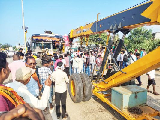 17 पुलिस कर्मी घायल, ट्रक चालक के खिलाफ एफआईआर