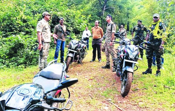 आईजी-कलेक्टर ने बाईक से किया नक्सल क्षेत्र का भ्रमण