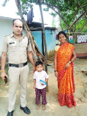 मासूम भटकी, पुलिस ने परिजनों तक पहुंचाया