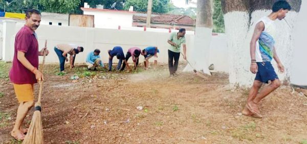 लोनिवि के अधिकारी-कर्मियों ने की कार्यालय की सफाई