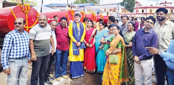 किरण देव ने विधायक निधि से नगर निगम को दिये 10 पानी टैंकर