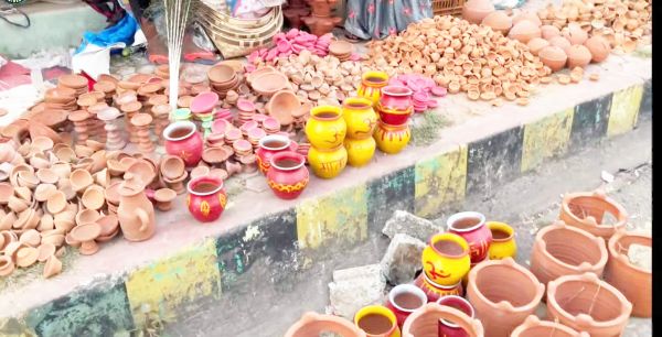 अस्तित्व बचाने जुझ रहे मिट्टी के दिये