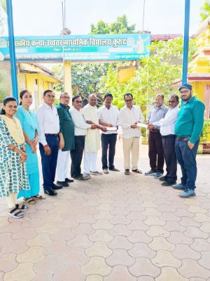 निर्धन छात्र सहायता कोष से दो छात्राओं को मिली मदद 