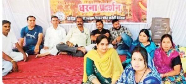 रजिस्ट्री शून्य करने, के्रता-विक्रेता  पर कार्रवाई को लेकर धरना 